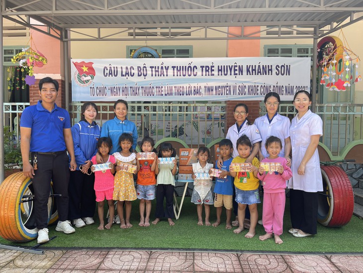 Thầy thuốc trẻ đến tận nhà khám bệnh cho dân - Ảnh 2. Thầy thuốc trẻ đến tận nhà khám bệnh cho dân - Ảnh 2.