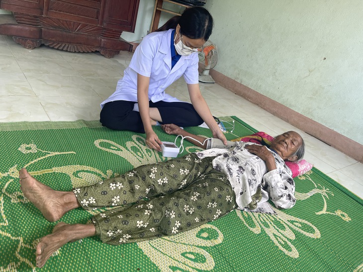 Thầy thuốc trẻ đến tận nhà khám bệnh cho dân - Ảnh 4. Thầy thuốc trẻ đến tận nhà khám bệnh cho dân - Ảnh 4.