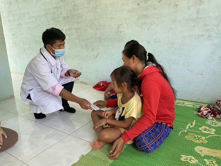 Thầy thuốc trẻ đến tận nhà khám bệnh cho dân - Ảnh 6. Thầy thuốc trẻ đến tận nhà khám bệnh cho dân - Ảnh 6.