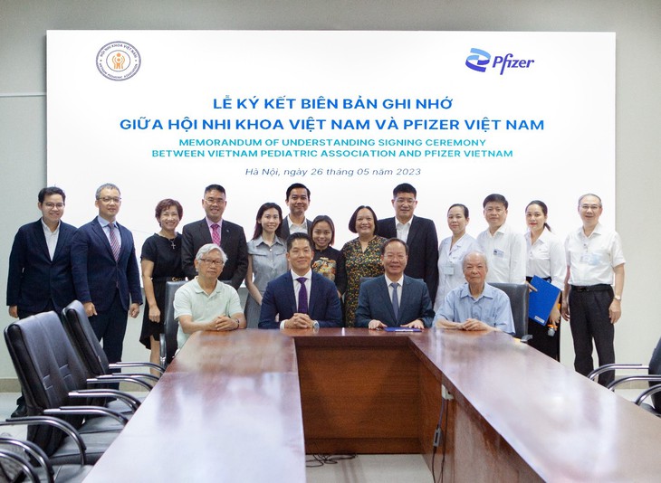 Lễ ký kết Biên bản ghi nhớ hợp tác chăm sóc sức khỏe trẻ em giữa Pfizer Việt Nam cùng Hội Nhi khoa Việt Nam - Ảnh 1. Lễ ký kết Biên bản ghi nhớ hợp tác chăm sóc sức khỏe trẻ em giữa Pfizer Việt Nam cùng Hội Nhi khoa Việt Nam - Ảnh 1.