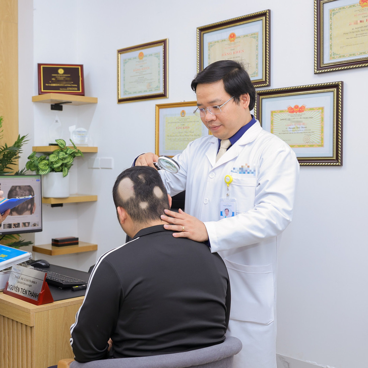 Tóc rụng thành mảng, nam thanh niên tự chữa khiến lở loét lan rộng khắp đầu - Ảnh 1.