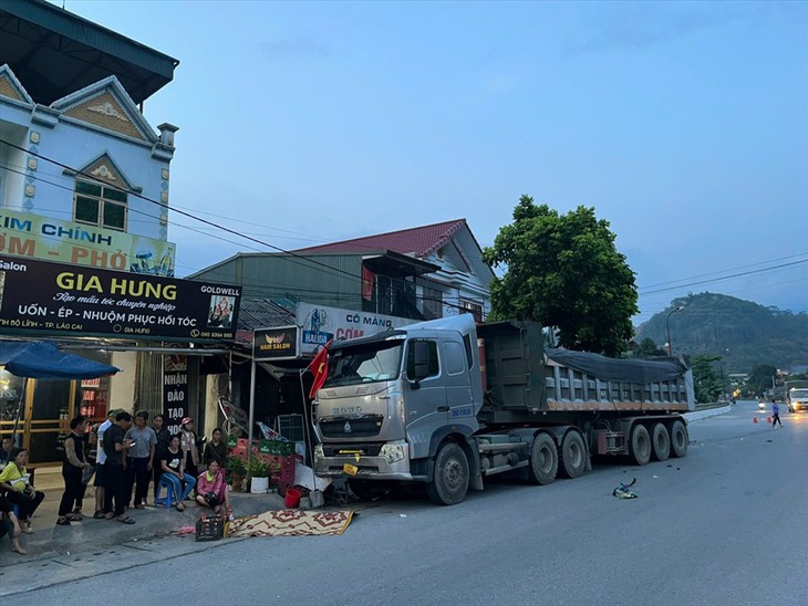 Vụ xe máy va chạm với xe đầu kéo: Nạn nhân tử vong là 2 mẹ con - Ảnh 2.