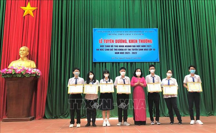 Khoe bằng khen, bảng điểm của con lên mạng xã hội là làm lộ dữ liệu trẻ em - Ảnh 1. Khoe bằng khen, bảng điểm của con lên mạng xã hội là làm lộ dữ liệu trẻ em - Ảnh 1.