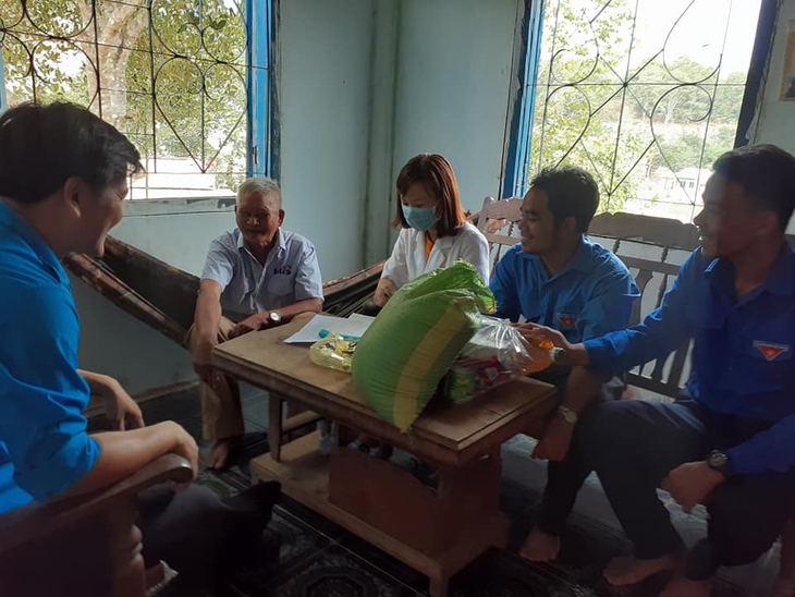 Thầy thuốc trẻ đến tận nhà khám bệnh cho dân - Ảnh 3. Thầy thuốc trẻ đến tận nhà khám bệnh cho dân - Ảnh 3.