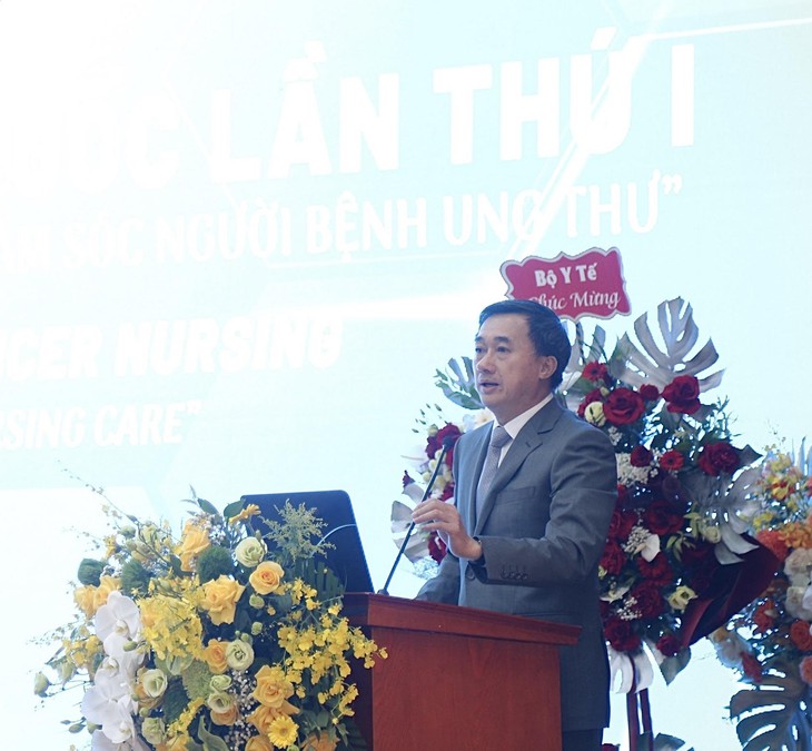 Thứ trưởng Bộ Y tế: Nhiều bệnh nhân vẫn còn quan niệm sai lầm "dinh dưỡng đủ chất sẽ nuôi tế bào ung thư" - Ảnh 1.