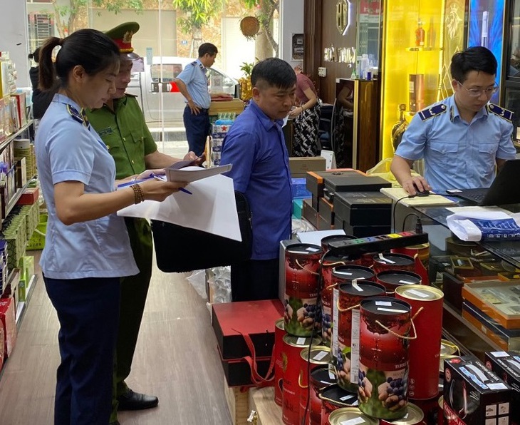 Lực lượng chức năng kiểm tra tại hộ kinh doanh Lực lượng chức năng kiểm tra tại hộ kinh doanh