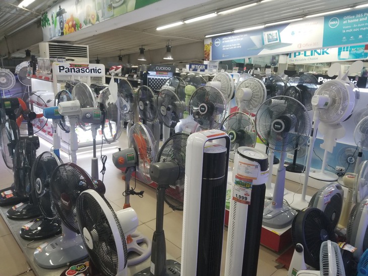 Nhiều quận tại Hà Nội bị cắt điện một số khung giờ, thiết bị tích điện cháy hàng - Ảnh 2.