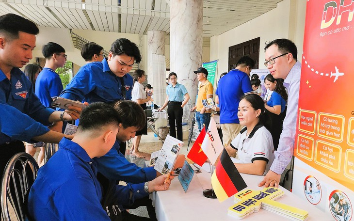 Hàng trăm sinh viên, người lao động, quân nhân xuất ngũ tìm kiếm cơ hội việc làm
