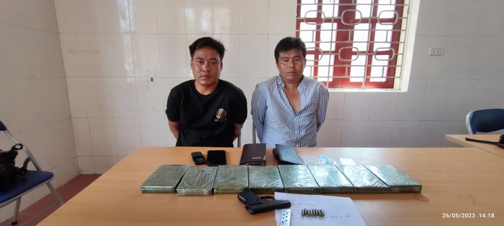 Bắt hai đối tượng nước ngoài mang 8 bánh heroin vào Việt Nam - Ảnh 1. Bắt hai đối tượng nước ngoài mang 8 bánh heroin vào Việt Nam - Ảnh 1.