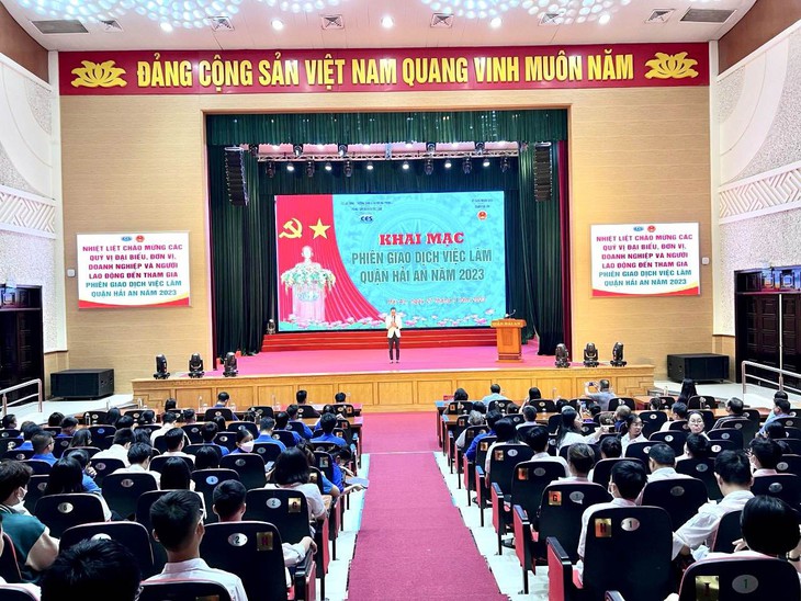 Hàng trăm sinh viên, người lao động, quân nhân xuất ngũ tìm kiếm cơ hội ở Ngày hội việc làm - Ảnh 1.