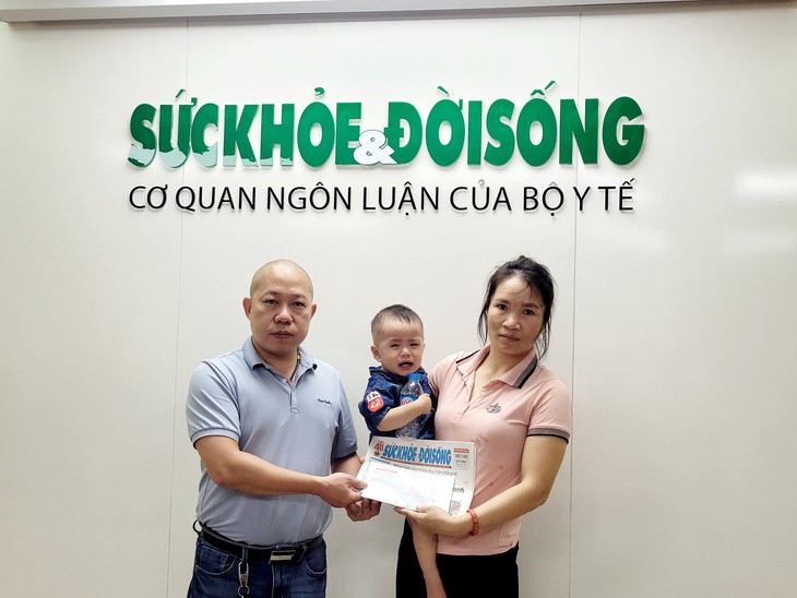Gần 27 triệu đồng đến với bé trai không có hậu môn, bị bệnh tim - Ảnh 2.