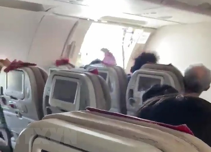 Người đàn ông mở cửa máy bay Asiana Airlines có thể bị phạt 10 năm tù - Ảnh 1. Người đàn ông mở cửa máy bay Asiana Airlines có thể bị phạt 10 năm tù - Ảnh 1.
