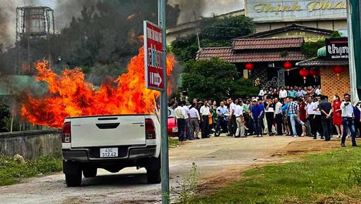 Lâm Đồng: Xe bán tải bốc cháy sau tiếng nổ lớn, lái xe tử vong - Ảnh 1. Lâm Đồng: Xe bán tải bốc cháy sau tiếng nổ lớn, lái xe tử vong - Ảnh 1.
