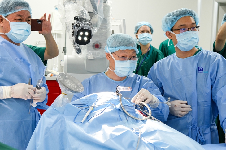 Cứu nam sinh 21 tuổi bị u não xuất huyết, động kinh bằng Robot duy nhất Việt Nam - Ảnh 1. Cứu nam sinh 21 tuổi bị u não xuất huyết, động kinh bằng Robot duy nhất Việt Nam - Ảnh 1.