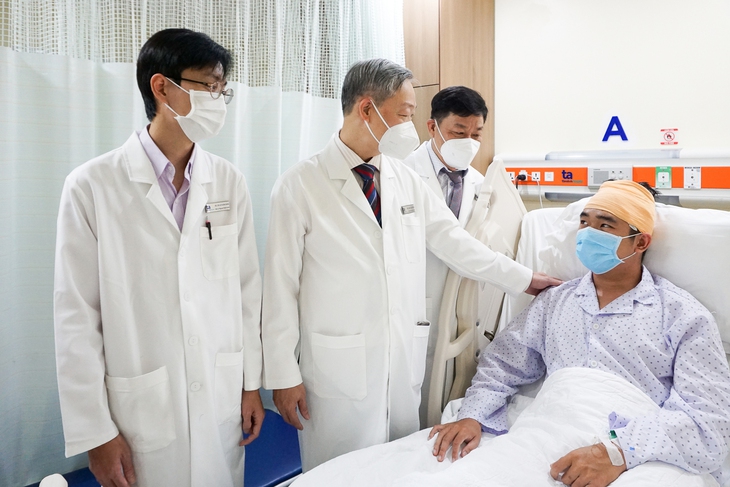 Cứu nam sinh 21 tuổi bị u não xuất huyết, động kinh bằng Robot duy nhất Việt Nam - Ảnh 3. Cứu nam sinh 21 tuổi bị u não xuất huyết, động kinh bằng Robot duy nhất Việt Nam - Ảnh 3.