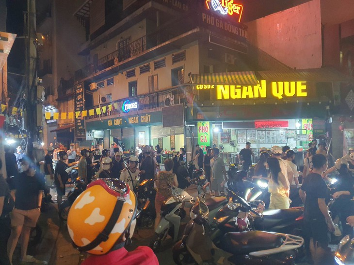 Mâu thuẫn tại quán ăn đêm, một người bị đâm gục tại bàn - Ảnh 1.