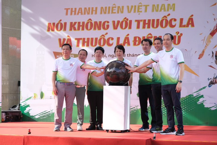 500 thanh niên chạy marathon hưởng ứng chiến dịch nói không với thuốc lá và thuốc lá điện tử - Ảnh 1. 500 thanh niên chạy marathon hưởng ứng chiến dịch nói không với thuốc lá và thuốc lá điện tử - Ảnh 1.