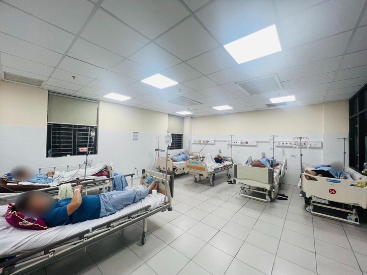 Ăn trứng cá sấu hỏa tiễn, 6 người đàn ông phải nhập viện cấp cứu - Ảnh 1.