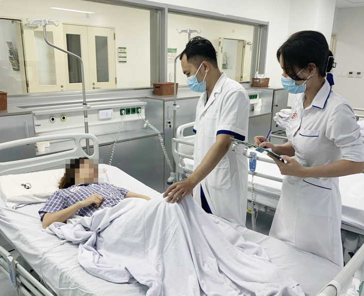 Nữ bệnh nhân 79 tuổi bị sốc mất máu do vỡ khối u thận giai đoạn muộn - Ảnh 2. Nữ bệnh nhân 79 tuổi bị sốc mất máu do vỡ khối u thận giai đoạn muộn - Ảnh 2.