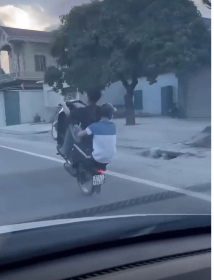 Kinh hãi thanh niên bốc đầu xe máy trước đầu ô tô - Ảnh 1. Kinh hãi thanh niên bốc đầu xe máy trước đầu ô tô - Ảnh 1.