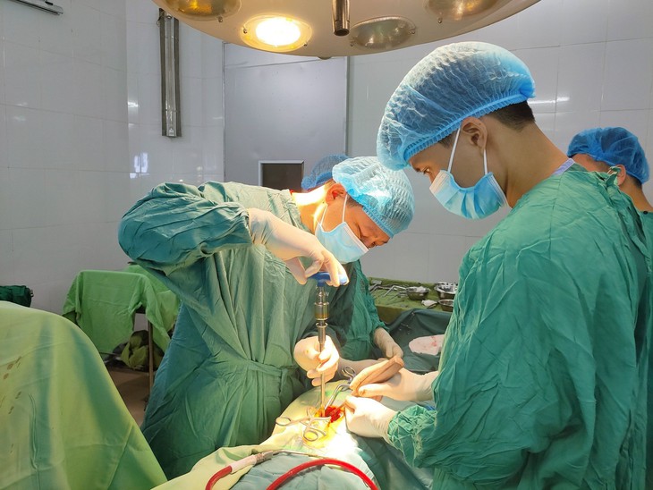 Trèo cây hái vải, người phụ nữ 45 tuổi bất cẩn bị ngã phải ngồi xe lăn - Ảnh 2. Trèo cây hái vải, người phụ nữ 45 tuổi bất cẩn bị ngã phải ngồi xe lăn - Ảnh 2.
