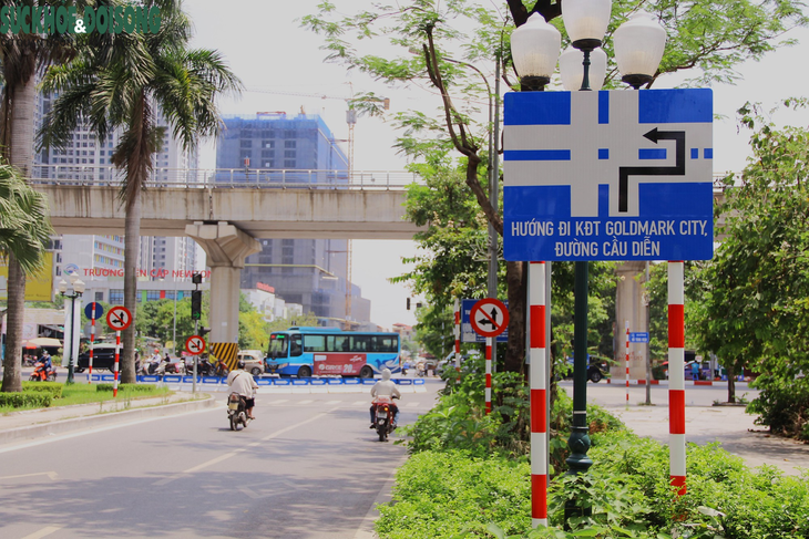 Sau điều chỉnh, nút giao Nguyễn Cơ Thạch - Hồ Tùng Mậu vẫn hỗn loạn - Ảnh 1. Sau điều chỉnh, nút giao Nguyễn Cơ Thạch - Hồ Tùng Mậu vẫn hỗn loạn - Ảnh 1.