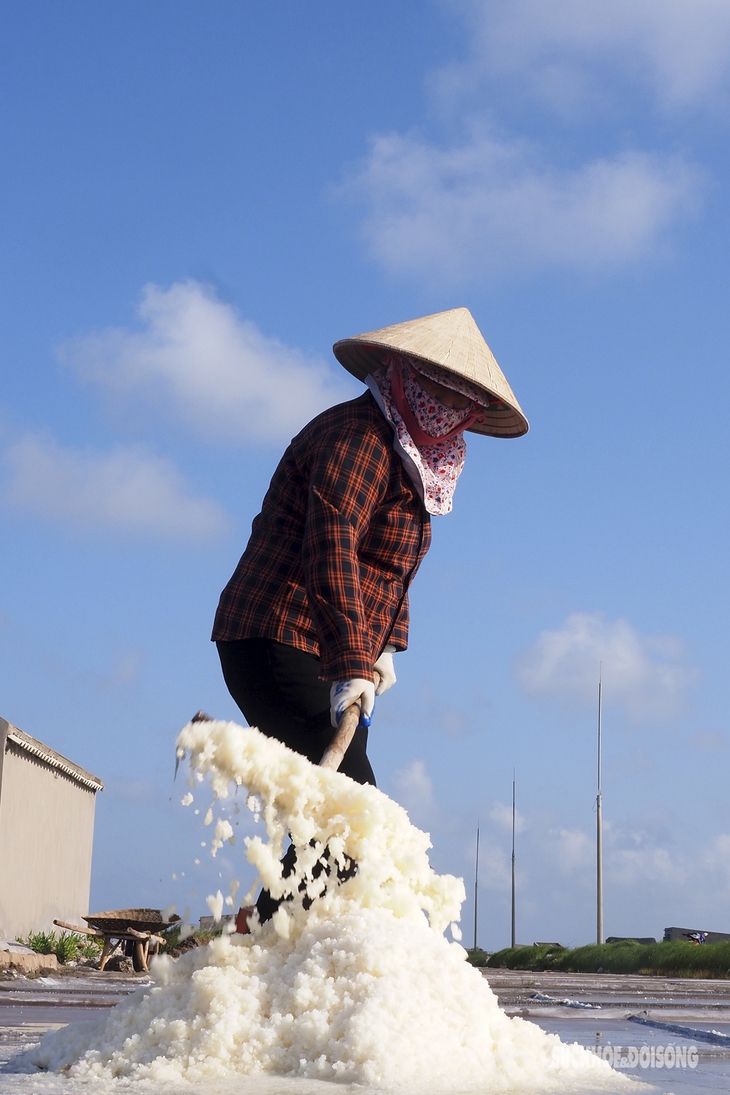 Một ngày cùng diêm dân "cõng nắng" trên cánh đồng trắng - Ảnh 2.