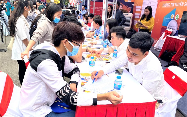 Lĩnh vực nào sinh viên ra trường có tỷ lệ việc làm cao nhất?