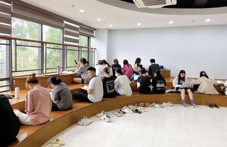 Sinh viên 'lao đao' trong mùa nắng nóng - Ảnh 1. Sinh viên 'lao đao' trong mùa nắng nóng - Ảnh 1.