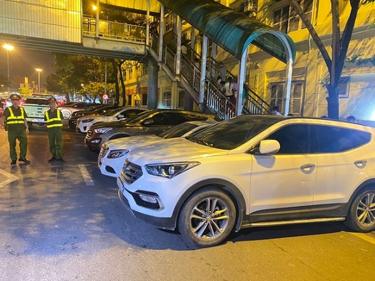 Xử phạt nhiều bãi trông xe trái phép quanh khu phố cổ dịp lễ - Ảnh 3.