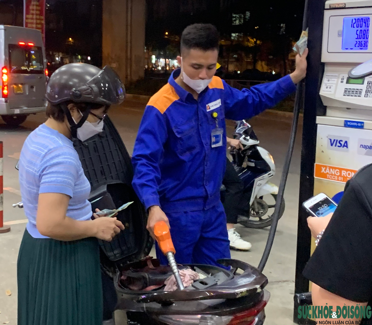 Giá bán lẻ xăng dầu trong nước có thể sẽ được điều chỉnh giảm từ 800 - 1.000 đồng/lít vào ngày mai 4/5 Giá bán lẻ xăng dầu trong nước có thể sẽ được điều chỉnh giảm từ 800 - 1.000 đồng/lít vào ngày mai 4/5