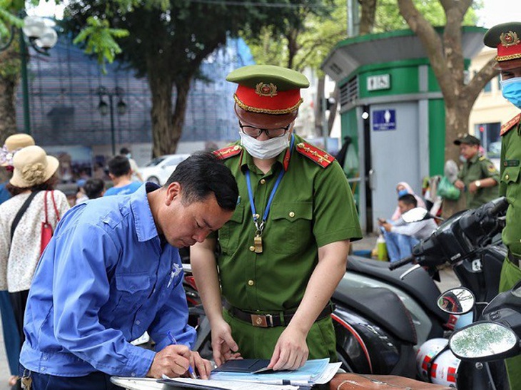 Xử phạt nhiều bãi trông xe trái phép quanh khu phố cổ dịp lễ - Ảnh 4.