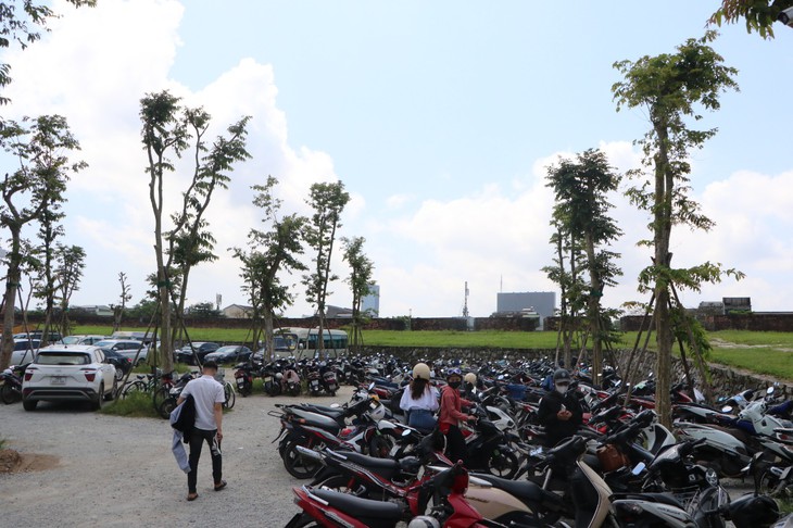 Lượng khách đến Huế dịp nghỉ lễ cao kỷ lục, ‘đội’ nắng xếp hàng mua vé tham quan di tích - Ảnh 2. Lượng khách đến Huế dịp nghỉ lễ cao kỷ lục, ‘đội’ nắng xếp hàng mua vé tham quan di tích - Ảnh 2.