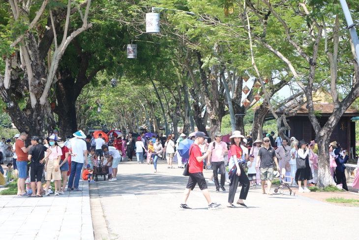 Lượng khách đến Huế dịp nghỉ lễ cao kỷ lục, ‘đội’ nắng xếp hàng mua vé tham quan di tích - Ảnh 1. Lượng khách đến Huế dịp nghỉ lễ cao kỷ lục, ‘đội’ nắng xếp hàng mua vé tham quan di tích - Ảnh 1.