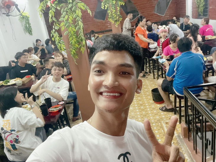 'Ông chủ bún đậu' Mạc Văn Khoa: 'Kiếm tiền tỷ một ngày, chắc ai cũng bán bún đậu' - Ảnh 2. 'Ông chủ bún đậu' Mạc Văn Khoa: 'Kiếm tiền tỷ một ngày, chắc ai cũng bán bún đậu' - Ảnh 2.