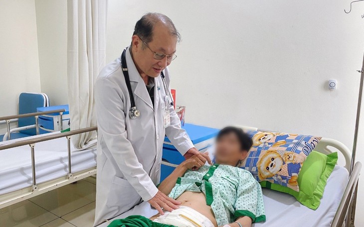 Phẫu thuật thành công u phì đại lành tính tuyến tiền liệt và túi thừa bàng quang cho người bệnh là Việt kiều Mỹ