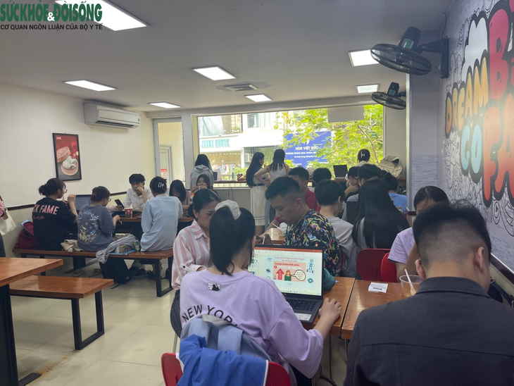 Sinh viên Hà thành 'lao đao' trong mùa nắng nóng - Ảnh 3. Sinh viên Hà thành 'lao đao' trong mùa nắng nóng - Ảnh 3.