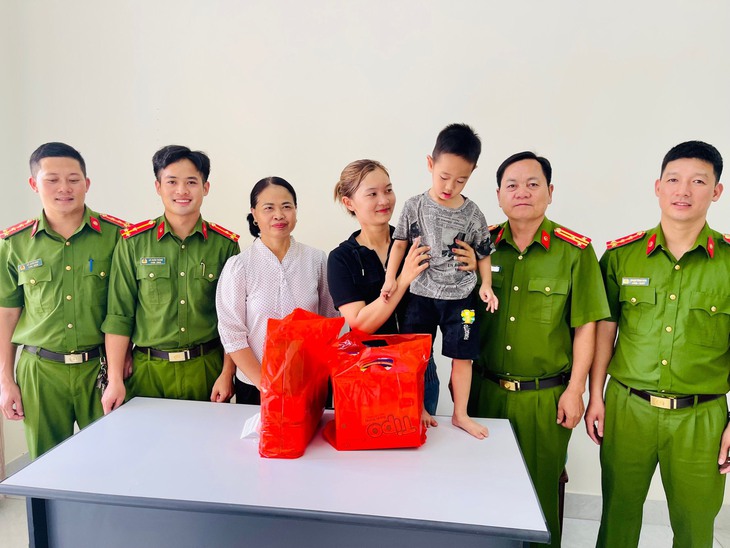Hai cán bộ Công an tỉnh Lai Châu cứu sống bé trai 4 tuổi bị đuối nước - Ảnh 1.