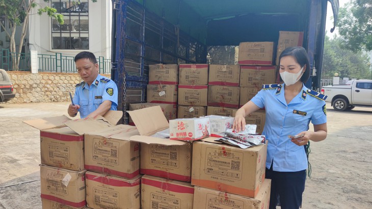 Kịp thời ngăn chặn trên 15.000 gói cánh vịt ăn liền nhập lậu rao bán qua mạng xã hội - Ảnh 2. Kịp thời ngăn chặn trên 15.000 gói cánh vịt ăn liền nhập lậu rao bán qua mạng xã hội - Ảnh 2.