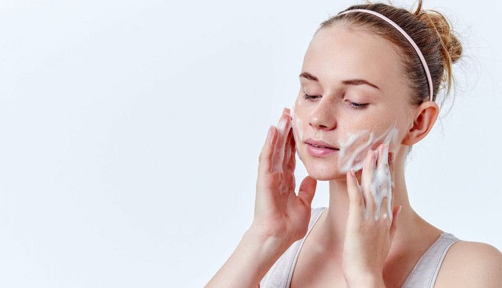 Cách chăm sóc da tuổi dậy thì - Ảnh 1.
