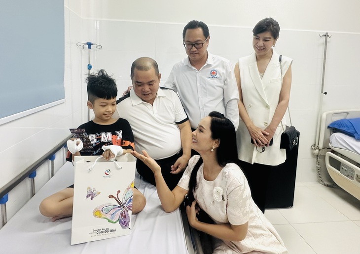 "Nâng bước tuổi thơ - Nâng bước thành công" mang phép màu đến 20 trẻ em dị tật bẩm sinh - Ảnh 1. "Nâng bước tuổi thơ - Nâng bước thành công" mang phép màu đến 20 trẻ em dị tật bẩm sinh - Ảnh 1.