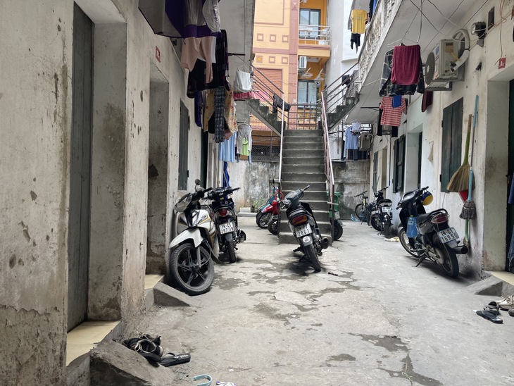 Sinh viên Hà thành 'lao đao' trong mùa nắng nóng - Ảnh 1. Sinh viên Hà thành 'lao đao' trong mùa nắng nóng - Ảnh 1.