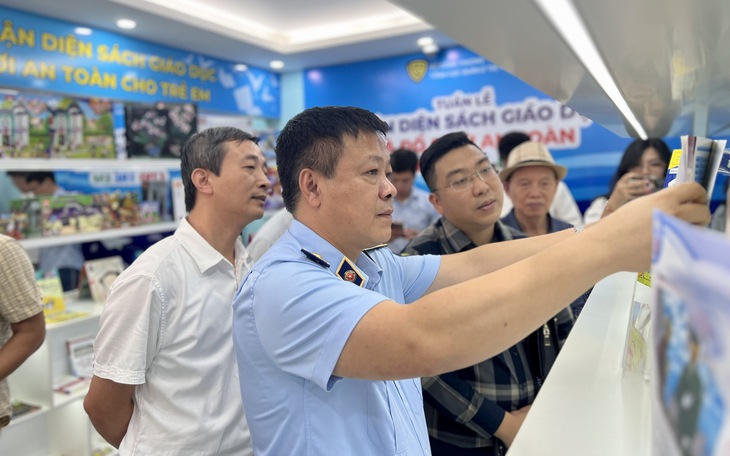 Cách phân biệt sách phát hành và sách in lậu