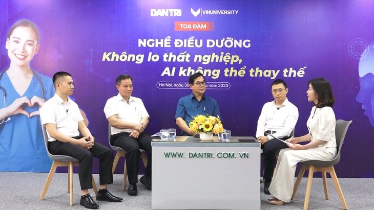 Lực lượng chiếm 70% nhân lực khám chữa bệnh nhưng lương khởi điểm của điều dưỡng chỉ 2,8 triệu đồng - Ảnh 1. Lực lượng chiếm 70% nhân lực khám chữa bệnh nhưng lương khởi điểm của điều dưỡng chỉ 2,8 triệu đồng - Ảnh 1.