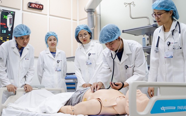 Lực lượng chiếm 70% nhân lực khám chữa bệnh nhưng lương khởi điểm của điều dưỡng chỉ 2,8 triệu đồng