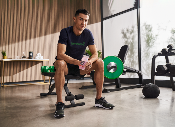 Herbalife gia hạn chương trình hợp tác kéo dài một thập kỷ với tư cách là nhà tài trợ dinh dưỡng chính thức của Cristiano Ronaldo - Ảnh 1. Herbalife gia hạn chương trình hợp tác kéo dài một thập kỷ với tư cách là nhà tài trợ dinh dưỡng chính thức của Cristiano Ronaldo - Ảnh 1.