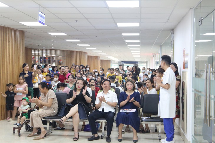 'Vui Tết Thiếu nhi' tại Bệnh viện Sản Nhi tỉnh Phú Thọ - Ảnh 2.