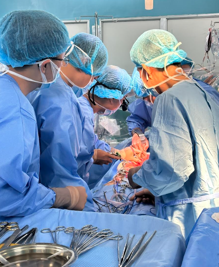 Cuộc phẫu thuật "cân não" để cứu sống bệnh nhân ung thư thận - Ảnh 1. Cuộc phẫu thuật "cân não" để cứu sống bệnh nhân ung thư thận - Ảnh 1.