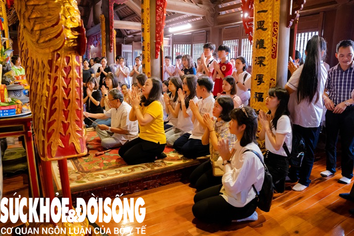 Trước ngày thi, Đền, Chùa lại tấp nập sĩ tử, phụ huynh tới cầu may - Ảnh 1.
