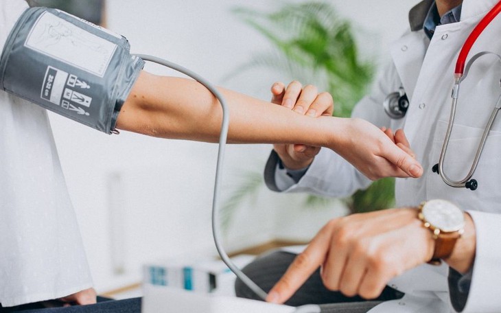 Hạ huyết áp tư thế đứng: Biểu hiện và cách phòng ngừa
